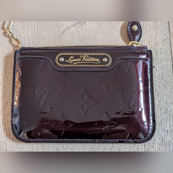 Louis Vuitton Vernis Patent Key & Card Holder in Plum with Gold Hardware - Picture 2 of 6